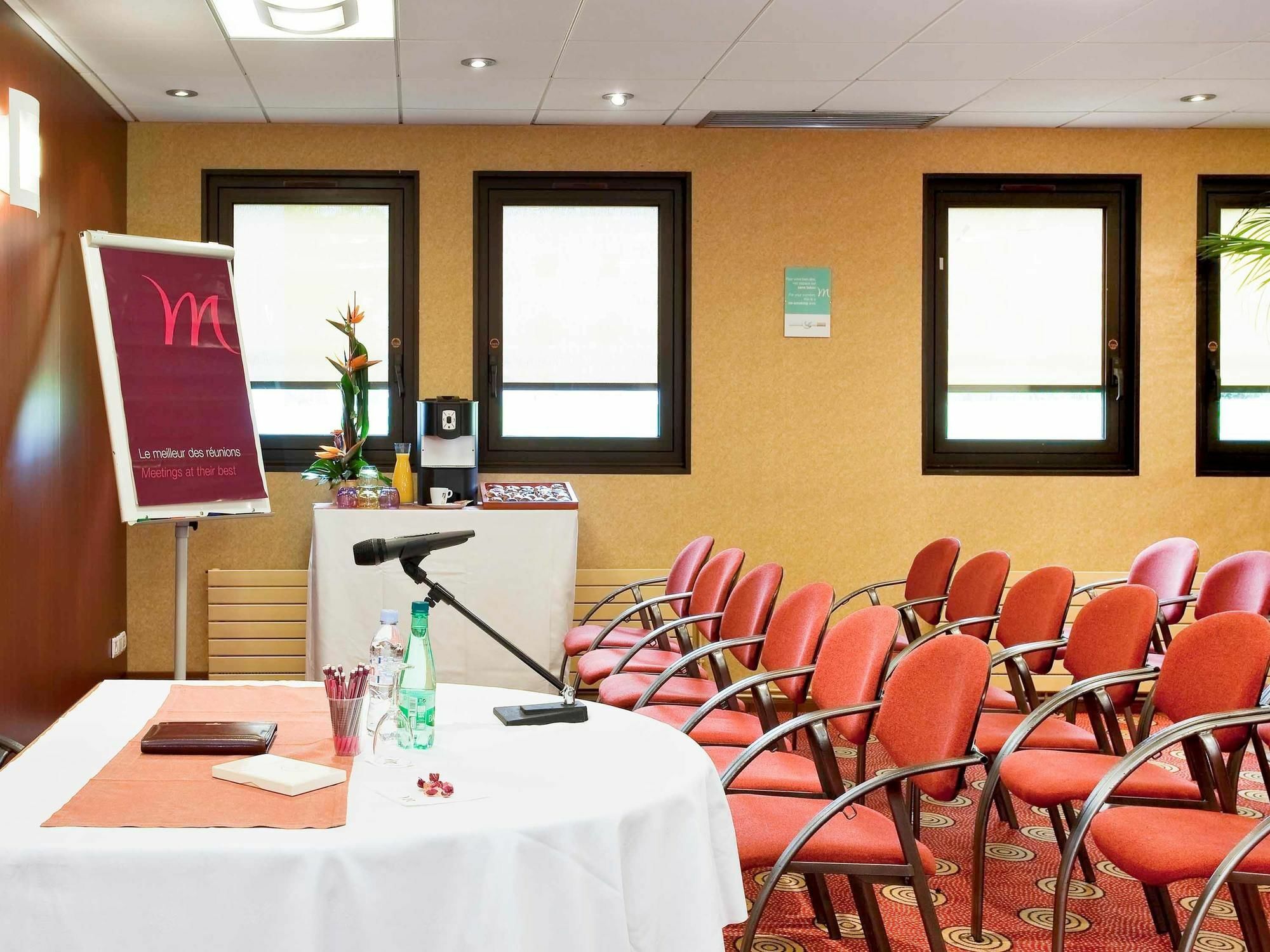 Mercure Pau Palais Des Sports Exteriör bild