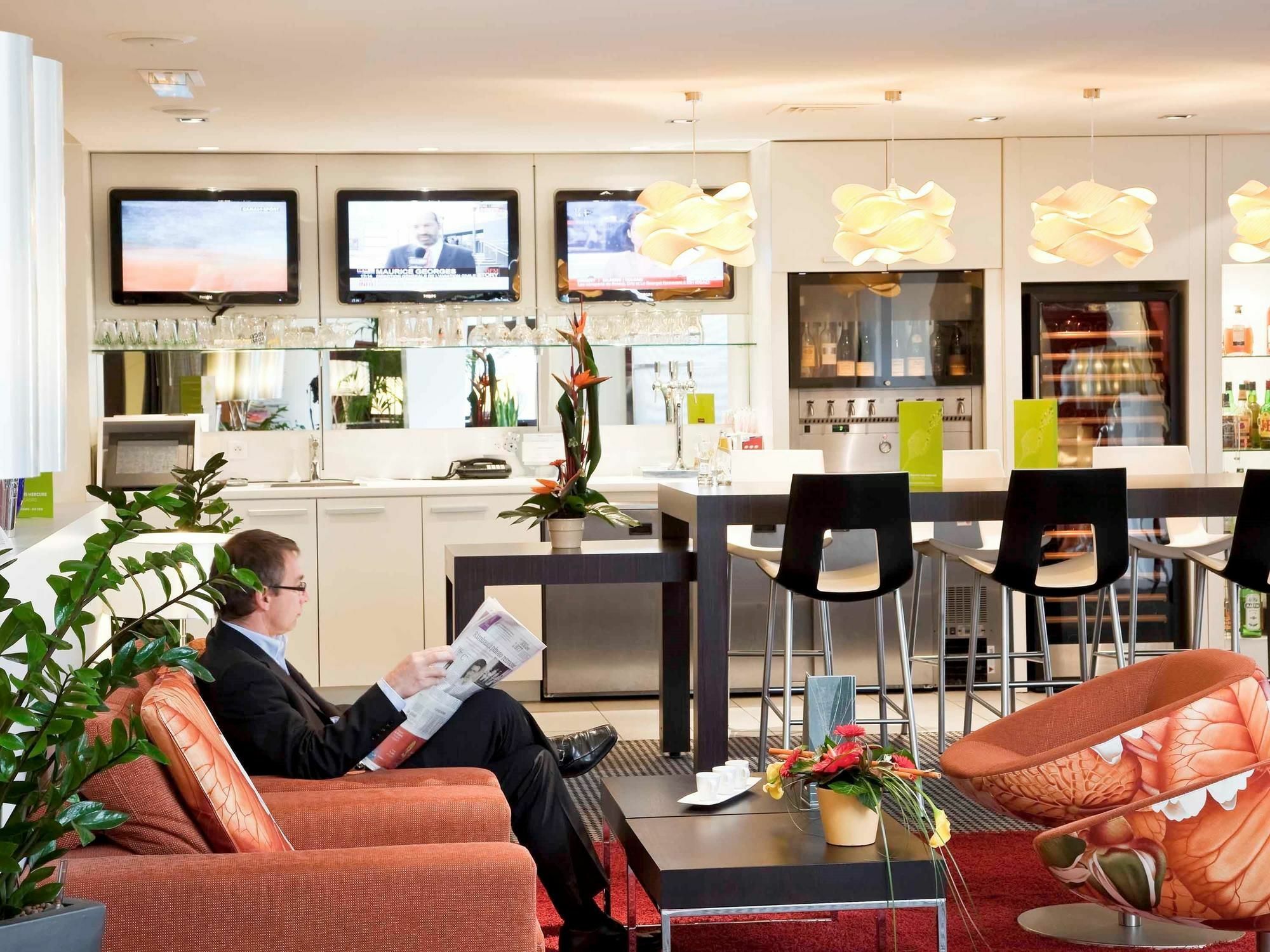 Mercure Pau Palais Des Sports Exteriör bild